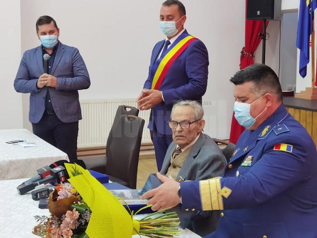 La împlinirea a 105 ani, veteranul de război Constantin Florea a primit cea mai înaltă distincție onorifică a Armatei României