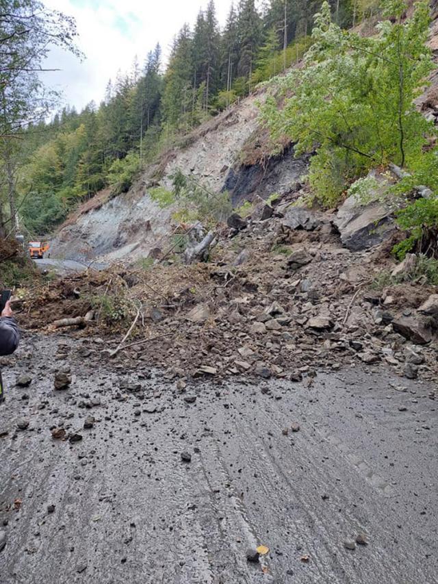 Drumul a fost blocat de noi alunecări