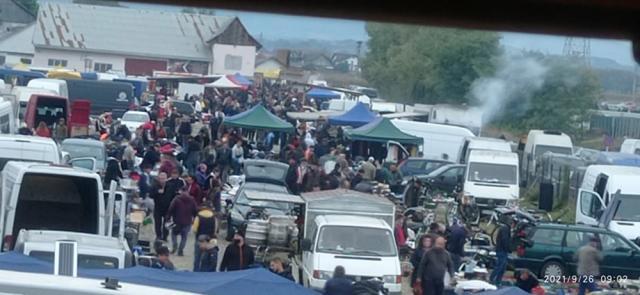 Piața de la Rădăuți a adunat sute de oameni, în plin scenariu roșu de Covid