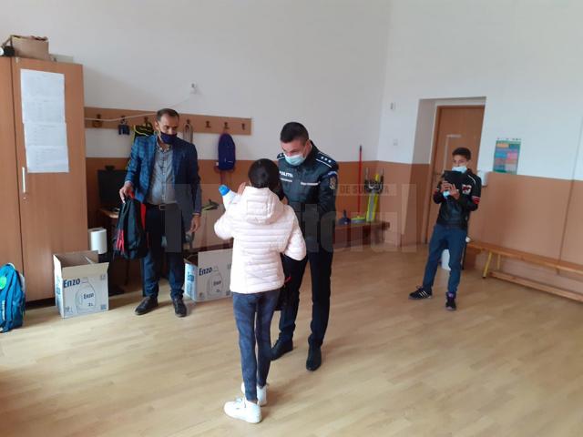 Ghiozdane și rechizite, oferite copiilor cu probleme financiare din Pătrăuți