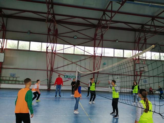 Elevii Liceului Tehnologic Cajvana au participat la numeroase activități sportive, jocuri și concursuri