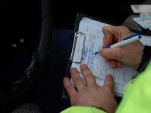 Lăsat fără permis și amendat după ce nu a acordat prioritate unei ambulanțe SMURD