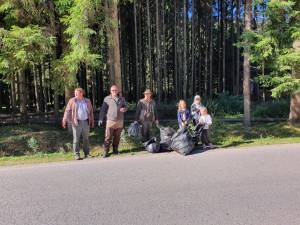 Uriașa cantitate de gunoaie adunată de silvicultori și voluntari din pădurile Sucevei
