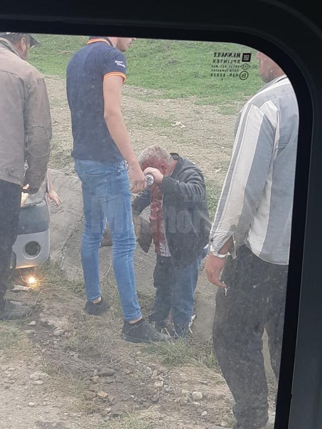 Viceprimarul băut din Mitocu Dragomirnei a lovit un podeț cu mașina și a fost dus acasă de localnici