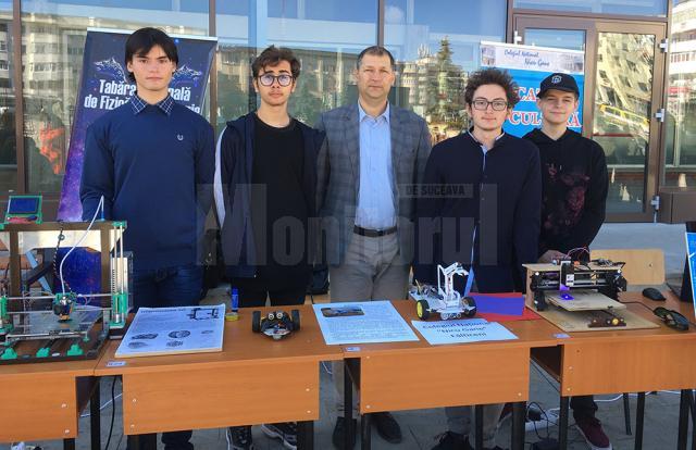 Membrii Clubului de robotică BIT (Be Innovative in Tehnology) de la Colegiul „Nicu Gane” din Fălticeni, coordonaţi de profesorul Dimitrie Filip