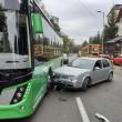 Autobuz electric de la TPL, lovit de o șoferiță care “nu l-a văzut”