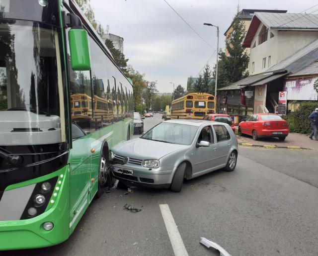 Autobuz electric de la TPL, lovit de o șoferiță care “nu l-a văzut”