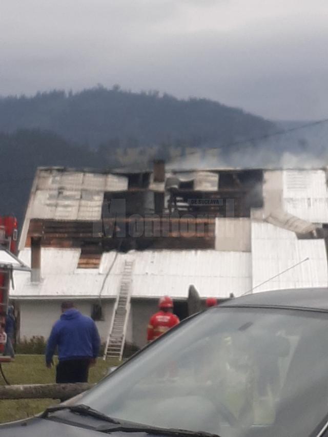 Șase persoane au rămas fără un acoperiș deasupra capului după ce casa le-a fost mistuită de flăcări