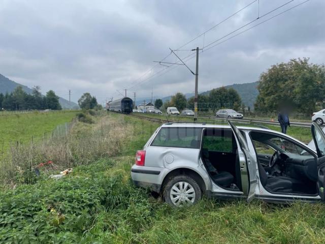 Mașina a fost acroșată de trenul Regio Câmpulung Moldovenesc – Suceava