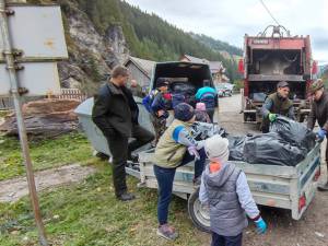 Sute de kilograme de gunoaie strânse de silvicultori și voluntari la Cârlibaba