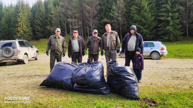 Sute de kilograme de gunoaie strânse de silvicultori și voluntari la Cârlibaba