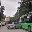 Autobuz electric TPL acroșat într-o laterală de un autoturism Volkswagen Golf, pe Mărășești