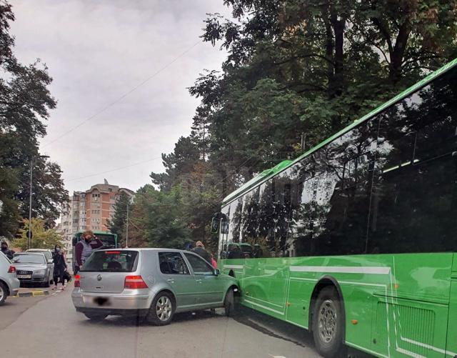 Autobuz electric TPL acroșat într-o laterală de un autoturism Volkswagen Golf, pe Mărășești