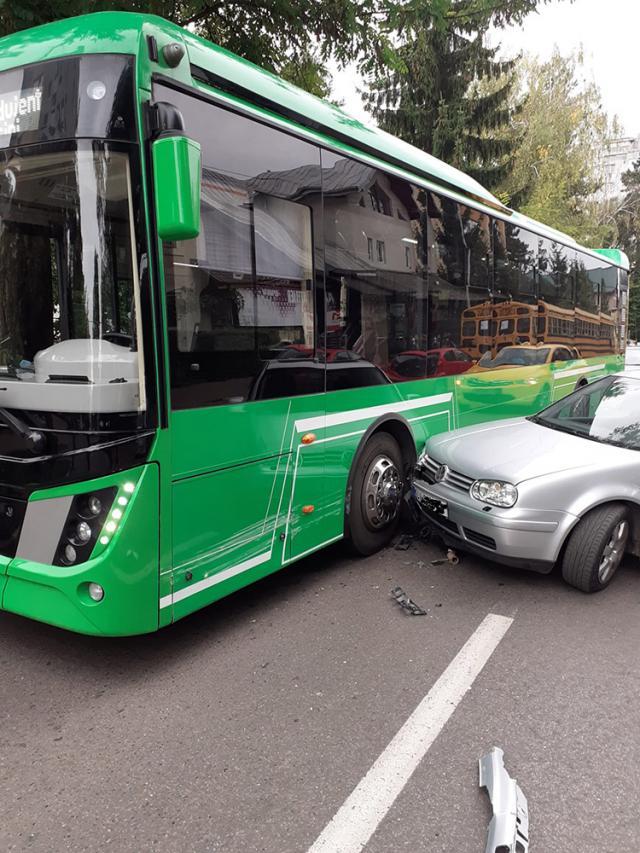 Autobuz electric de la TPL, lovit de o șoferiță care „nu l-a văzut”