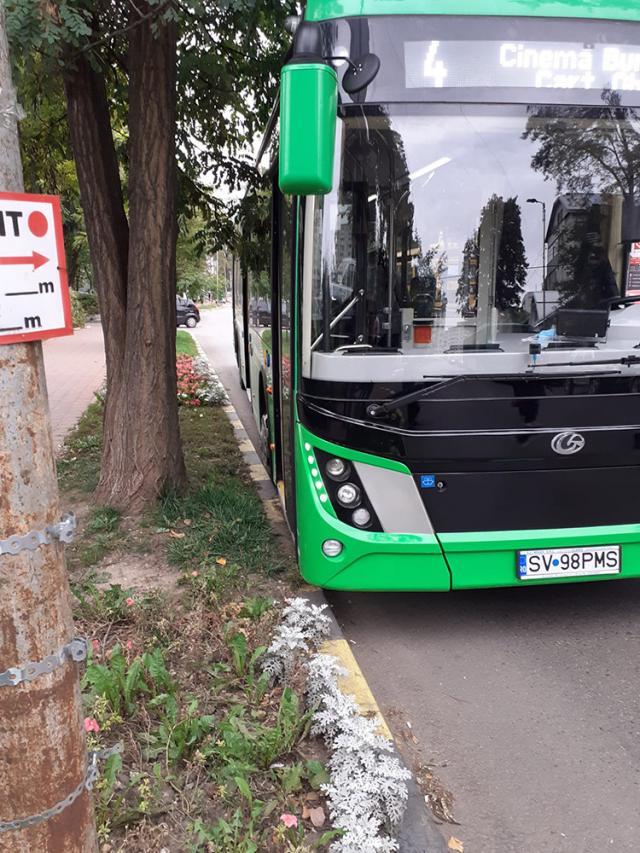 Autobuz electric de la TPL, lovit de o șoferiță care „nu l-a văzut”