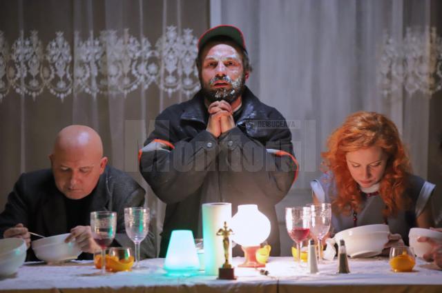Spectacolul Cântăreața cheală, regizat de Alex Bogdan, producție a Teatrului Matei Vișniec Suceava