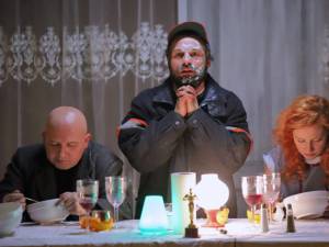 Spectacolul Cântăreața cheală, regizat de Alex Bogdan, producție a Teatrului „Matei Vișniec” Suceava