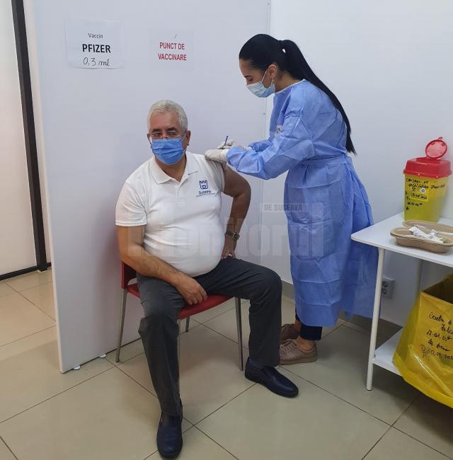 Primarul Sucevei, vaccinat cu doza a III-a: “e singura soluție să limităm răspândirea virusului”