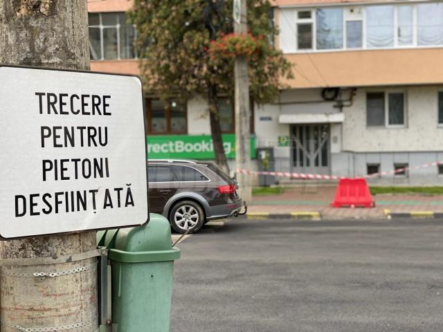 Două treceri de pietoni de pe artera principală au fost desființate, iar cea de la intersecția cu Aleea Trandafirilor este acum semaforizată