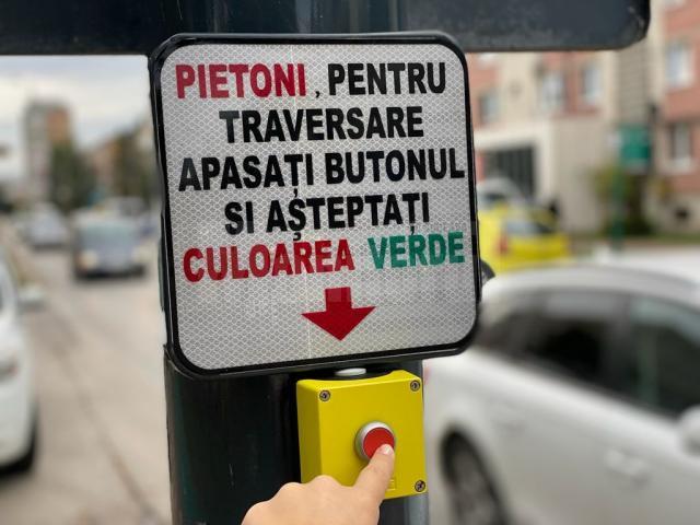 Două treceri de pietoni de pe artera principală au fost desființate iar cea de la intersecția cu Aleea Trandafirilor este acum semaforizată