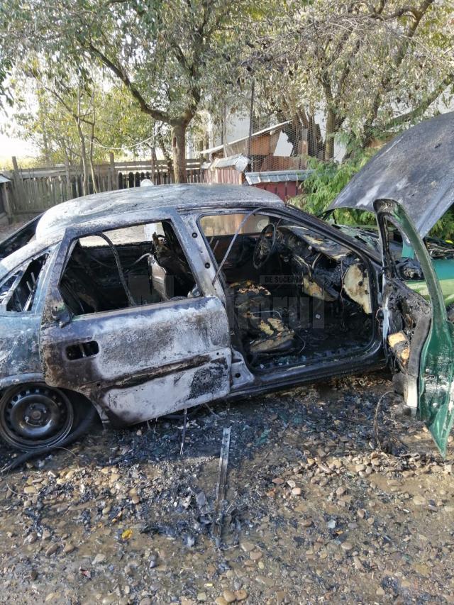 Un autoturism a ars violent în curtea unei case