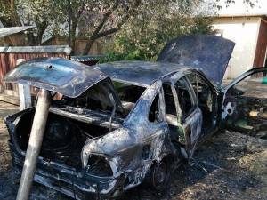 Un autoturism a ars violent în curtea unei case