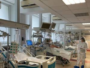 Mor oamenii cu Covid și personalul din spitalele Fălticeni și Rădăuți amenință managerii cu demisiile, dacă acceptă transformarea în spitale Covid
