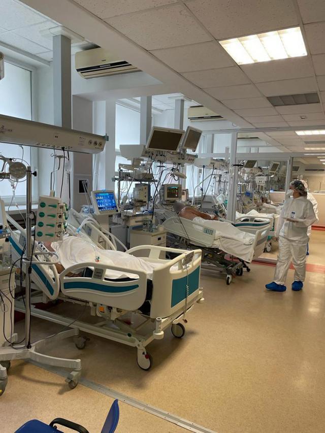 Mor oamenii cu Covid și personalul din spitalele Fălticeni și Rădăuți amenință managerii cu demisiile, dacă acceptă transformarea în spitale Covid