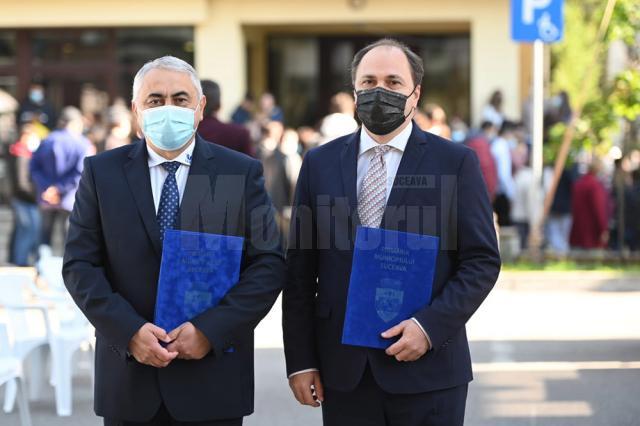 Rectorul USV, Valentin Popa, și prorectorul USV, Mihai Dimian, au primit de la Ion Lungu titlurile de “Cetățean de onoare al Sucevei”, la deschiderea noului an universitar