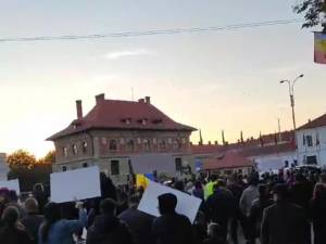 Ample proteste la Radăuți, contra restricțiilor impuse din cauza pandemiei