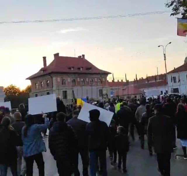 Ample proteste la Radăuți, contra restricțiilor impuse din cauza pandemiei