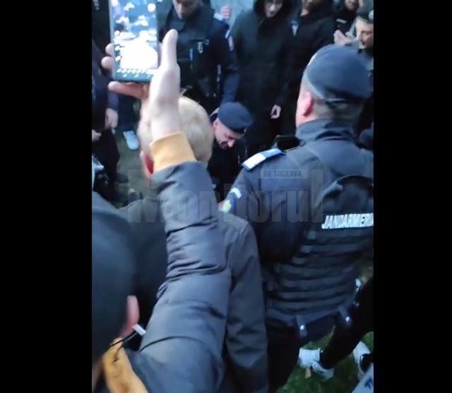 Tânăr afectat de gazul lacrimogen dat de jandarmi într-un moment tensionat din timpul protestelor