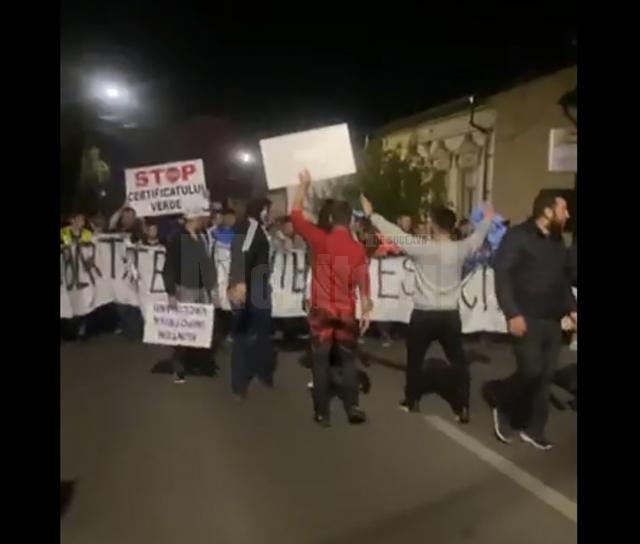 Mii de oameni au protestat sambătă seara pe strazile din Radauti contra restricțiilor impuse de pandemie