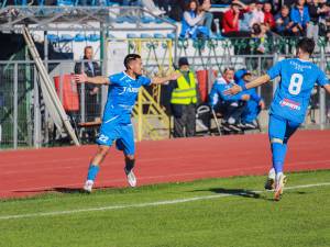 Radu Ungurianu celebrează cele trei goluri înscrise în poarta Forestei. Foto Cristian Plosceac