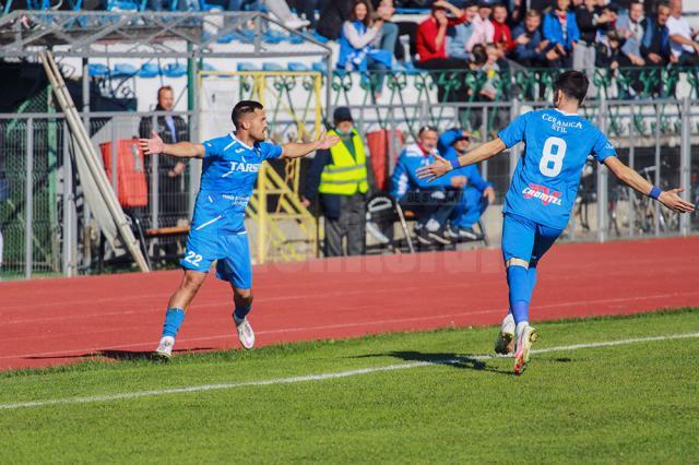 Radu Ungurianu celebrează cele trei goluri înscrise în poarta Forestei. Foto Cristian Plosceac