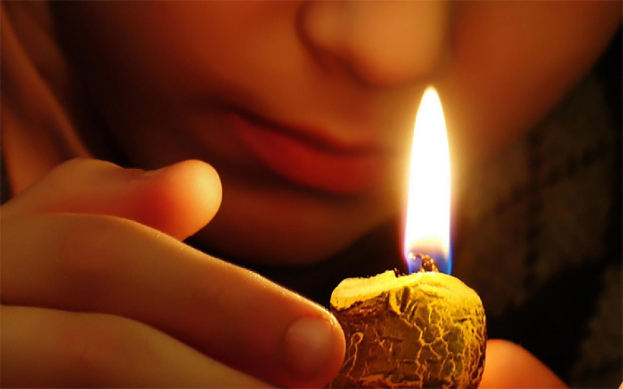 Очистка дома свечой. Церковная свеча в руке. Свечка в руках. Очищение пламенем свечи. Очищение свечой от негатива.
