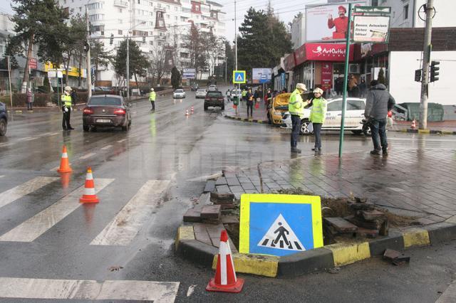 În intersecție nu funcționau semafoarele, după ce cu o seară înainte una dintre lămpi a fost distrusă de un șofer băut