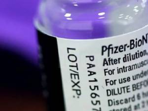 Vaccinul Pfizer expirat la 30 septembrie 2021 se administrează în continuare; valabilitatea s-a prelungit prin decizie administrativă. Foto news.ro