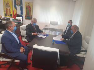 Primarul Ion Lungu a semnat cu SC Electromagnetica SA contract pentru achiziția și montarea a 7 stații de încărcare a vehiculelor electrice