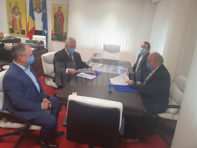 Primarul Ion Lungu a semnat cu SC Electromagnetica SA contract pentru achiziția și montarea a 7 stații de încărcare a vehiculelor electrice