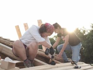 Fermierii de artă s-au reunit pentru workshopul anual de sculptură-arhitectură-agricultură