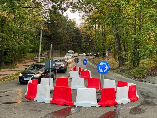 Noul sens giratoriu, amenjat pe str. Mitropoliei, la intersecția cu str. Parcului și str. Brădetului