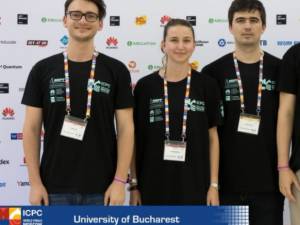 Suceveanul Lucian Bicsi (primul din stânga)  a câștigat, împreună cu alți doi studenți, medalia de argint la Concursul Internațional de Informatică