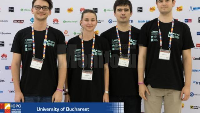 Suceveanul Lucian Bicsi (primul din stânga)  a câștigat, împreună cu alți doi studenți, medalia de argint la Concursul Internațional de Informatică