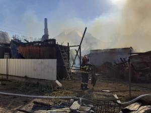 Nu mai puțin de opt autospeciale au fost aduse pentru stingerea unui incendiu care a avut loc în cursul zilei de vineri la o gospodărie din Volovăț