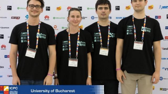 Suceveanul Lucian Bicsi (primul din stânga)  a câștigat, împreună cu alți doi studenți, medalia cu argint la Concursul Internațional de Informatică