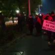 O parte dintre protestatari au afișat un banner pe care scria ”Dumnezeu dă viață, nu vaccinul”