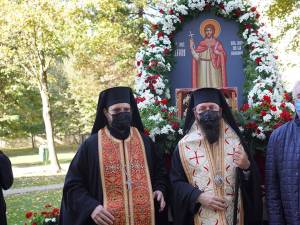 Racla cu moaștele Sfântului Ioan cel Nou de la Suceava au fost scoase din mănăstire, duminică, duse în procesiune pe străzile municipiului Suceava, pentru reducerea impactului pandemiei Covid-19