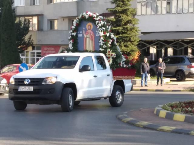 Racla cu moaștele Sfântului Ioan cel Nou de la Suceava au fost scoase din mănăstire, duminică, duse în procesiune pe străzile municipiului Suceava, pentru reducerea impactului pandemiei Covid-19