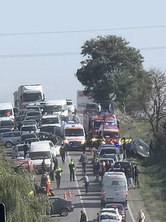 Pe E 85 s-au format cozi uriașe după accident